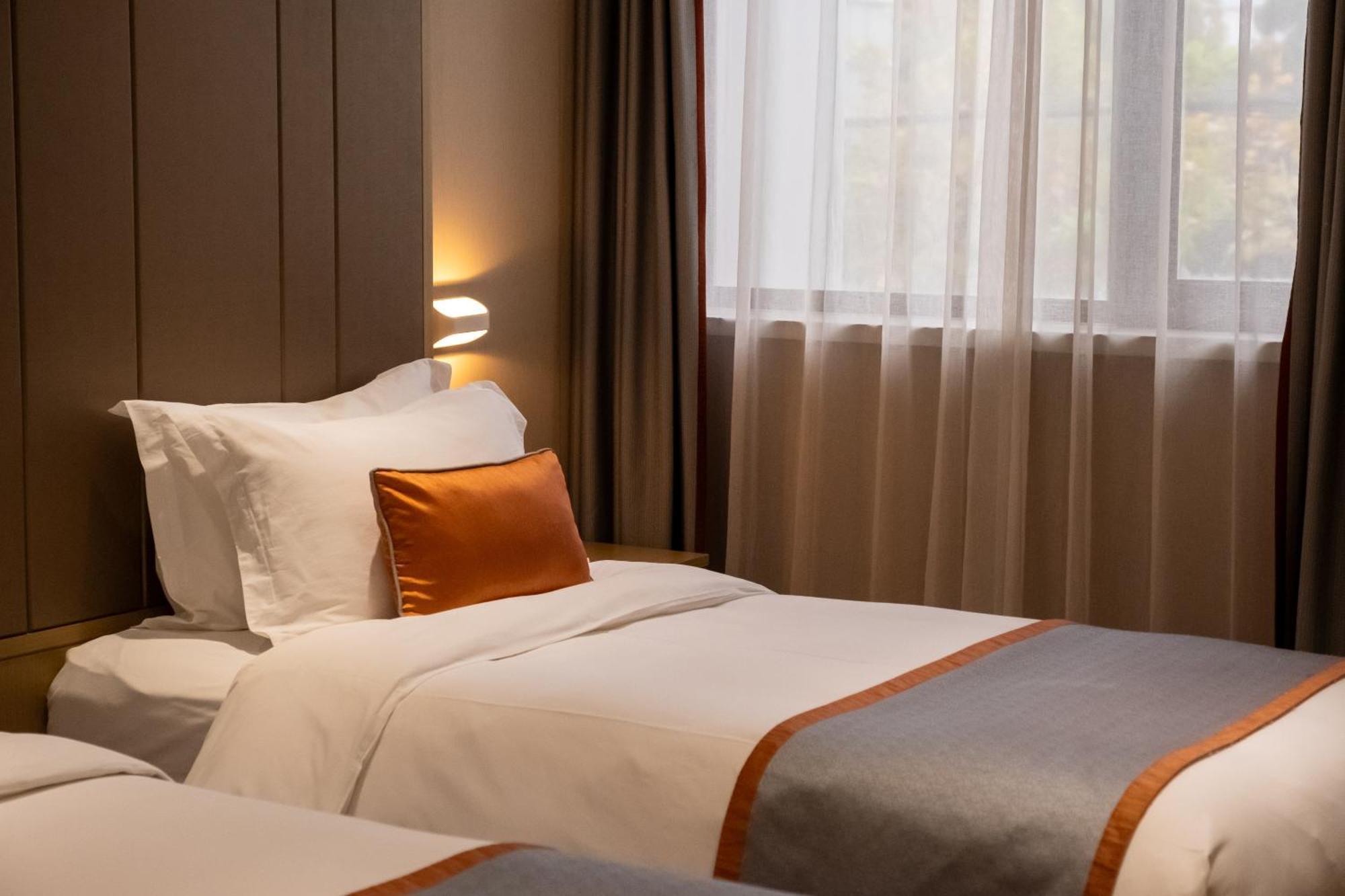 Shanghai-Deco Hotel-Free Shuttle Bus To Pudong Airport And Disneyland Exterior foto